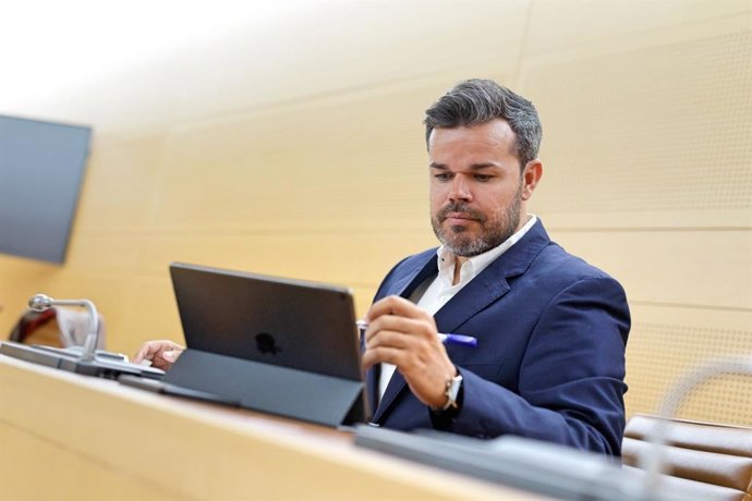 El consejero de Cooperación Municipal y Vivienda del Cabildo de Tenerife, Zebenzuí Chinea