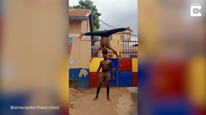 Conoce a Owor Simon Peter, un acróbata de Uganda capaz de equilibrarse en la cabeza de otra persona