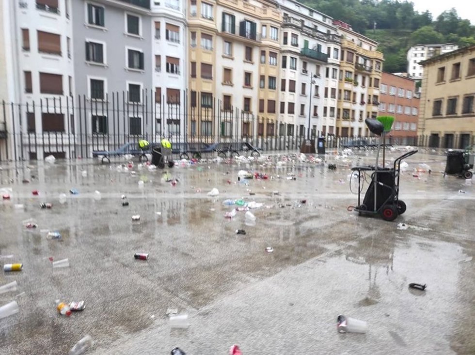 Imagen de una plaza de Eibar con restos de un botellón