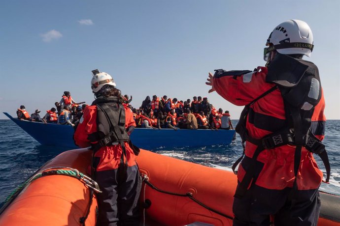 Archivo - HANDOUT - 28 February 2021, ---: Members of the Sea-Watch 3 rescue team approach a boat with 97 migrants on board. The German sea rescue organization Sea-Watch is operating again in the Mediterranean Sea with its ship "Sea-Watch 3". Photo: Sel