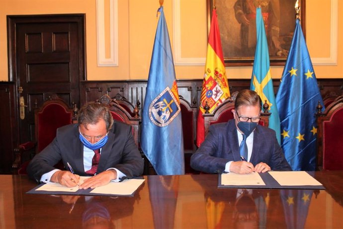Firma del protocolo de colaboración entre el Ayuntamiento y el Colegio de Abogados para impulsar la marca 'Oviedo, Origen del Camino'
