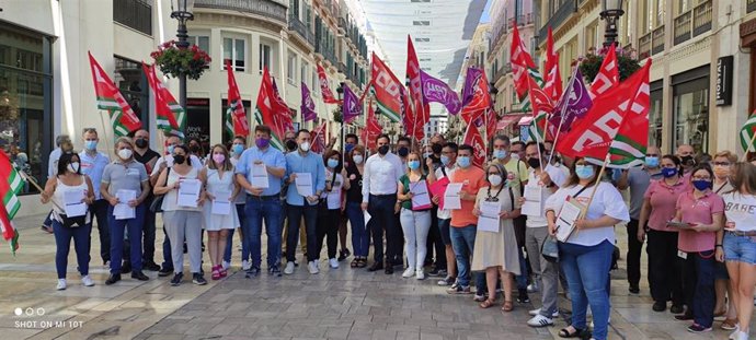 Inicio de la campaña para la recogida de firmas realizada esta mañana contra la apertura ilimitada de los comercios de Málaga