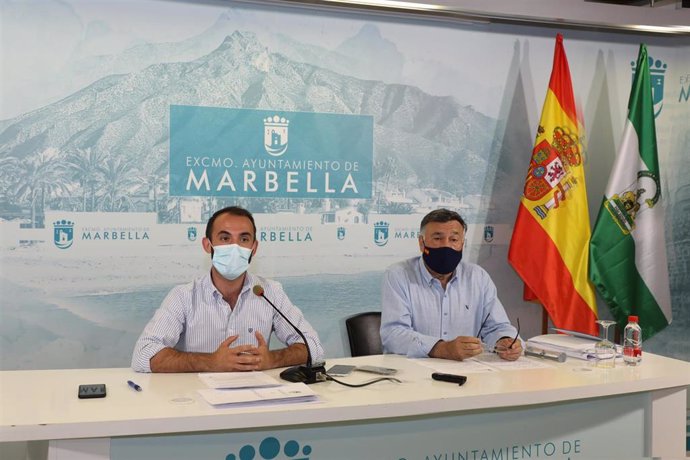 El concejal de Movilidad del Ayuntamiento de Marbella, Enrique Rodríguez y el asesor Baldomero León.