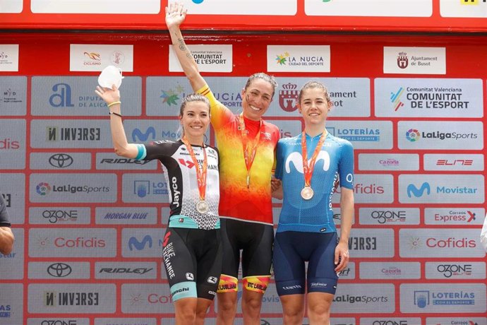 Mavi García (centro), junto a Ane Santesteban (izda) tras la prueba en línea del Campeonato de España 2021