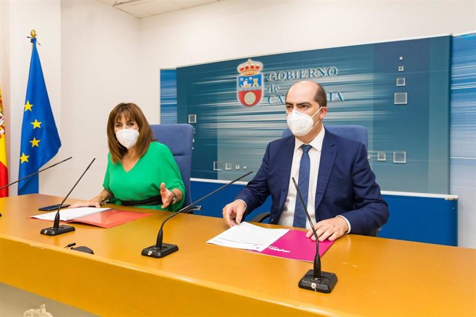 La consejera de Empleo y el director del Emcan, Ana Belén Álvarez y José Manuel Callejo