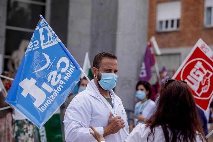 Archivo - Varios sanitarios se concentran con pancartas como signo de protesta frente al Hospital Clínico San Carlos, en una imagen de archivo