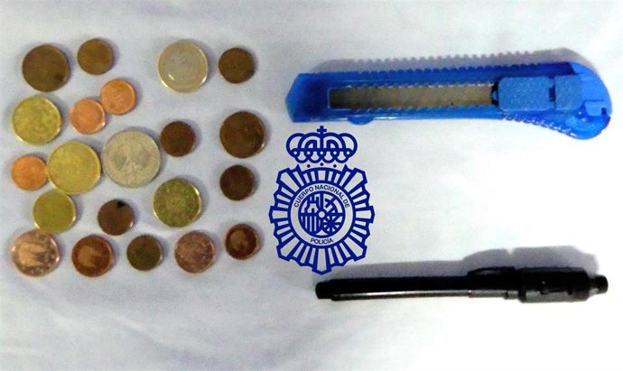 Cúter, linterna y monedas intervenidas al presunto autor de un robo en un bar de Salamanca.