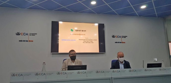 El vicerrector de Estudiantes y Empleo de la Universidad de Cádiz, Manuel Sánchez, y el director General de Acceso y Orientación, Rodrigo Sánchez Ger, durante la comparecencia para dar a conocer los datos de las pruebas de acceso a la universidad.