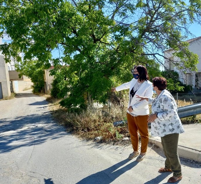 La delegada de Agricultura, Ganadería y Pesca de la Junta en Granada, María José Martín Gómez, junto a la alcaldesa de Huéscar, Soledad Martínez, visita el Camino 'Vegas de Parpacén-Montilla'.