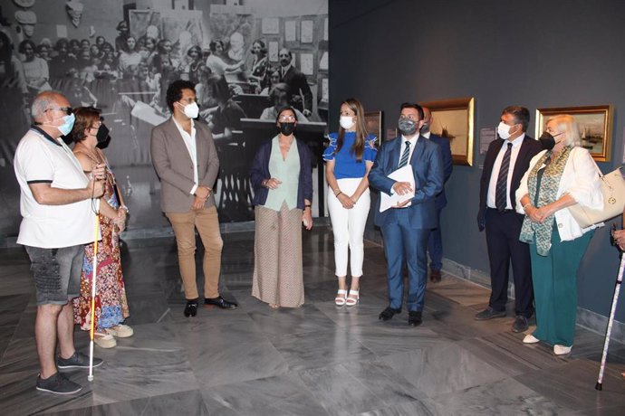 Visita guiada a afiliados de la ONCE en Huelva a la exposición '100 Años de Bellas Artes en el Museo' .