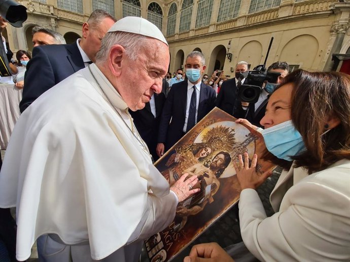 El papa Francisco junto a Paloma Saborido, directora del comité científico del congreso internacional de Hermandades y Cofradías que se celebrará en septiembre en Málaga.
