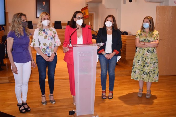 La alcaldesa de Ciudad Real, Eva María Masías, informa de los Premios Dulcinea