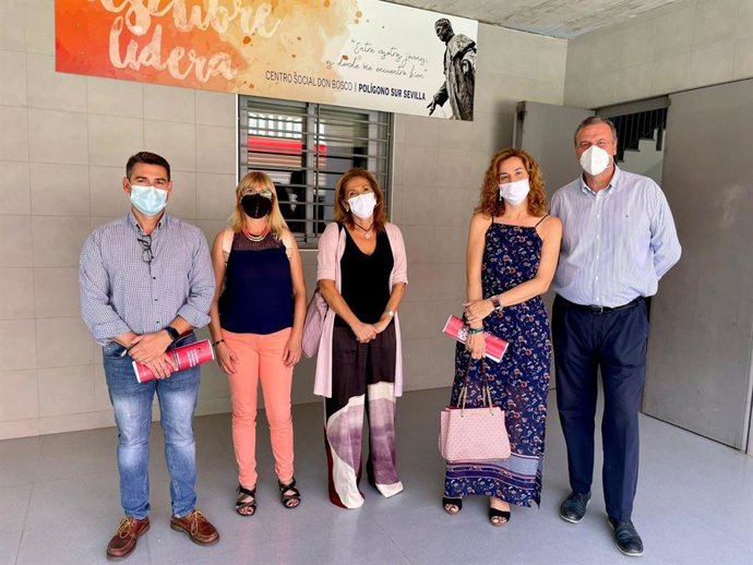 La delegada Territorial de Empleo en Sevilla, María del Mar Rull, en su visita a la Fundación Don Bosco