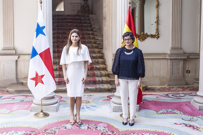 La ministra de Asuntos Exteriores, Unión Europea y Cooperación, Arancha González Laya (d), recibe a su homóloga de la República de Panamá, Erika Moynes (i), a 24 de junio de 2021, en el Palacio de Viana, Madrid, (España).  La ministra de la República de