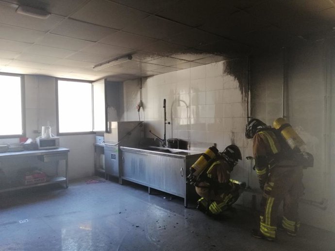 Bomberos sofocan un incendio en la cocina de un centro educativo de Lorca