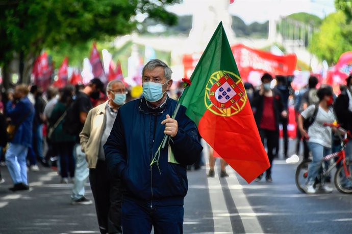 Archivo - 25 April 2021, Portugal, Lisbon: A man holds a Portuguese flag during the Carnation Revolution parade to mark the 47th annivarsary of the overthrow of dictator Antonio de Oliveria Salazar in 1974. Photo: Jorge Castellanos/SOPA Images via ZUMA 
