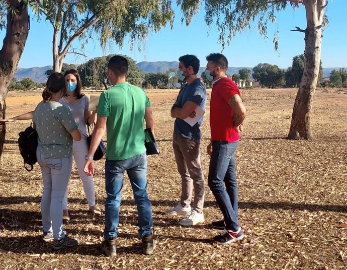 Visita de técnicos de la Junta de Andalucía a los terrenos donde se instalará el parque multiaventura