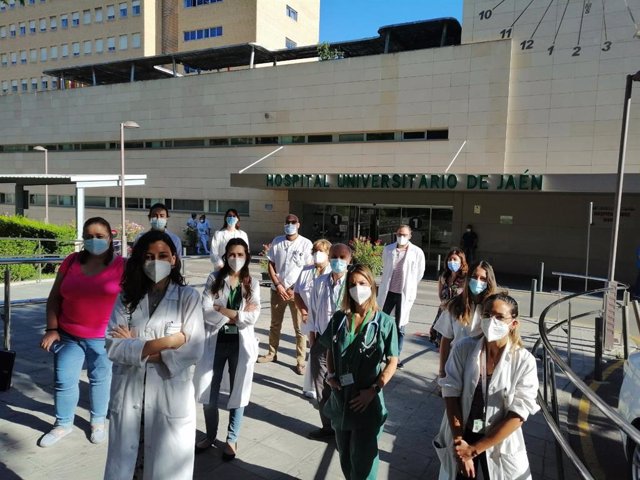 Profesionales de Hematología ante el Hospital de Jaén.