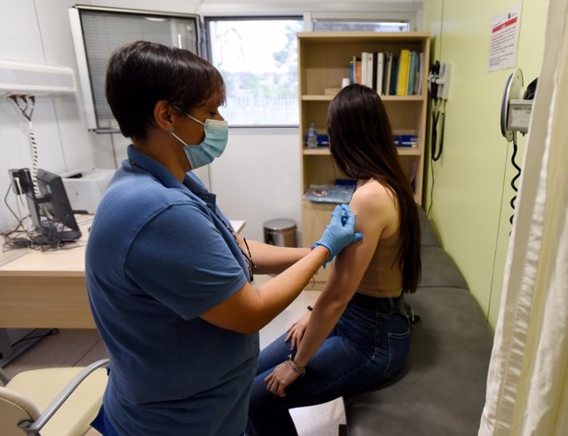 Vacunación contra el Covid-19 de una estudiante de la UCO.