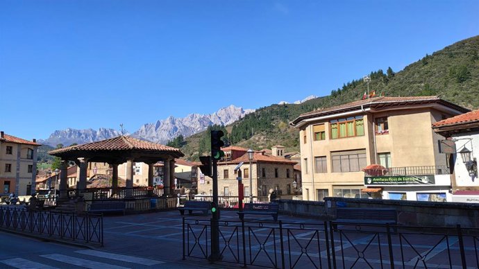 Archivo - Localidad de Potes, en la parte cántabra de los Picos de Europa. Turismo verde, turismo rural.