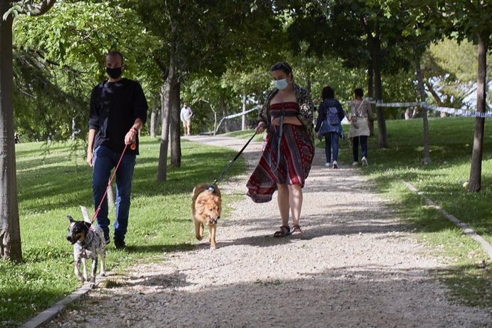 Ciudadanos pasean durante el último fin de semana antes del término del uso de la mascarilla, a 20 de junio de 2021, en Madrid (España). Las mascarillas dejarán de ser obligatorias en los espacios al aire libre a partir del próximo 26 de junio. 