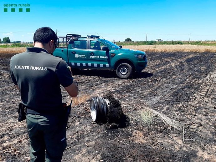 Un agente rural durante ka investigación por el fuego causado por un camión en La Noguera (Lleida)