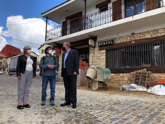 El alcalde de Griegos, Salvador Gil, muestra al presidente de la Diputación de Teruel, Manuel Rando, y a la diputada Rosario Pascual las obras del hostal.