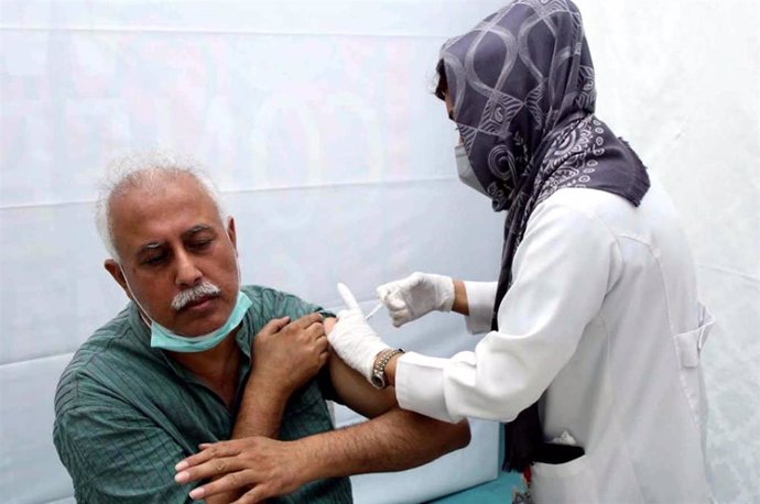 Archivo - Personal sanitario suministrando la vacuna contra el coronavirus en un centro médico de Karachi, Pakistán.