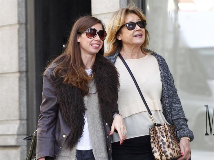 Archivo - LA IMAGEN MÁS MATERNAL DE MILA XIMÉNEZ    PERIODISTA ACOMPAÑADA HIJA COMPRAS TIENDAS MADRID