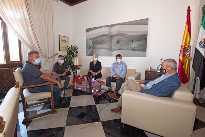 El presidente de la Diputación de Cáceres y responsables de la Cámara de Nisa celebran una reunión