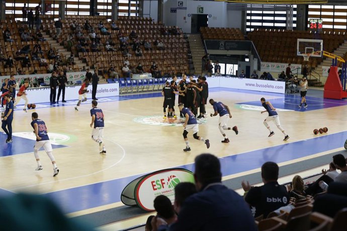 Archivo - Encuentro entre el Baskonia de Vitoria y el Bilbao Basket, con aforo del 60% por el coronavirus