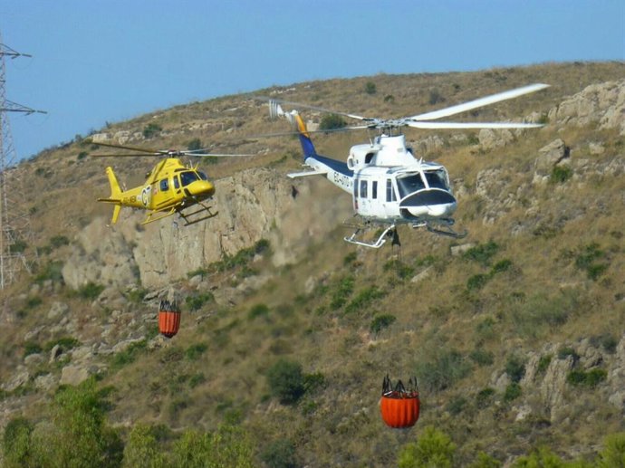 Archivo - Helicópteros infoca incendio forestal málaga archivo fuego