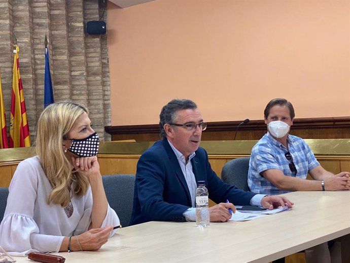 El presidente del PP de Aragón, Luis María Beamonte, en su visita a La Almunia de Doña Godina (Zaragoza).