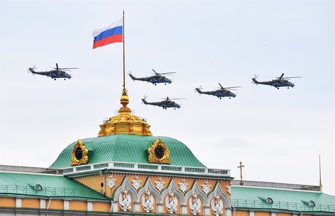 Imagen de archivo de helicópteros de las fuerzas rusas sobrevolando Moscú.