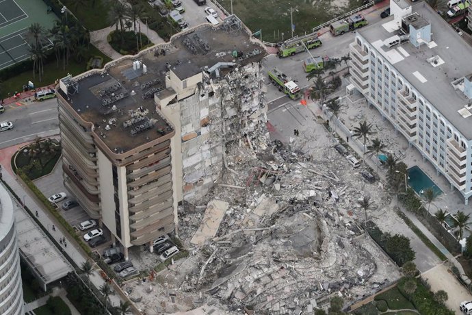 Imagen de archivo del derrumbe de un edificio de apartamenntos en Miami.