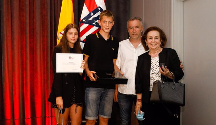 Los familiares de Radomir Antic reciben la medalla de plata del Atlético