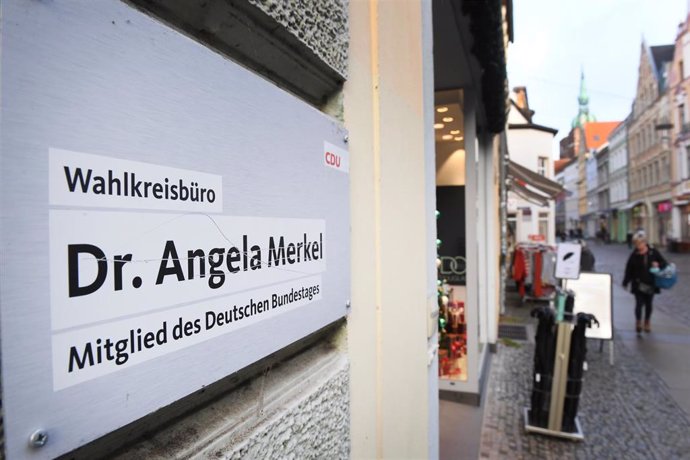 Archivo - Imagen de archivo del edificio en el que se encuentra la oficina electoral de Angela Merkel, en Stralsund, en el norte de Alemania.