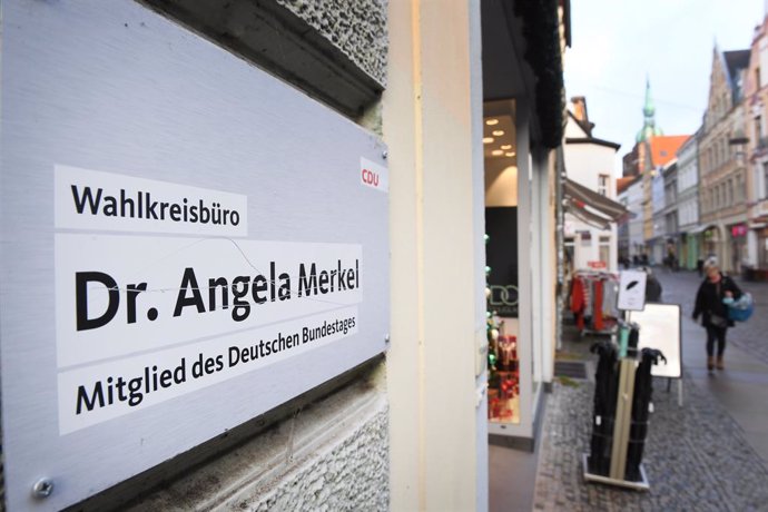 Archivo - FILED - 23 November 2020, Mecklenburg-West Pomerania, Stralsund: A view of the building with the sign of the constituency office of Angela Merkel, member of the Bundestag. A man attached a suspicious package to the letterbox of the building, l