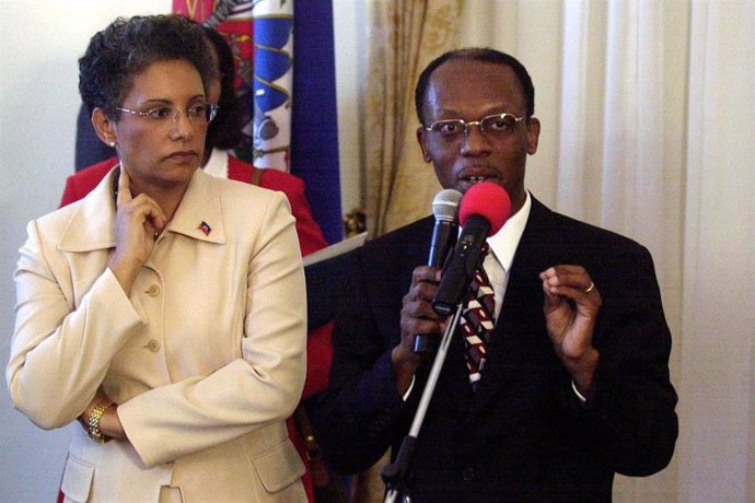 Archivo - Presidente Jean Bertrand Aristide y su mujer en una rueda de prensa en 2004