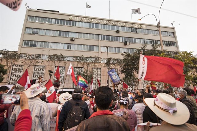  Los partidarios del candidato presidencial Castillo celebran los resultados de las elecciones. 