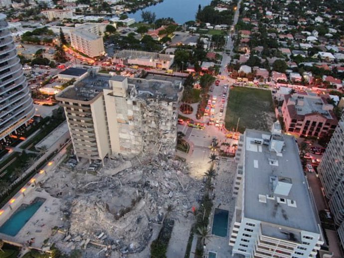 Foto publicada por el Cuerpo de Bomberos de Miami-Dade muestra el edificio residencial parcialmente derrumbado en el condado de Miami-Dade.