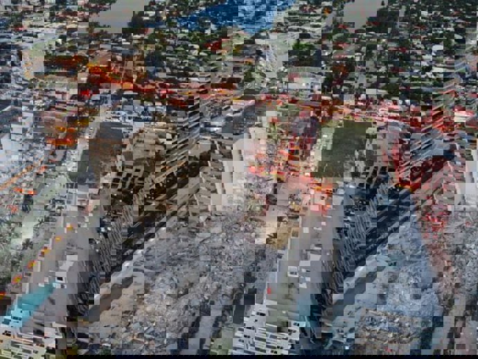 Foto publicada por el Cuerpo de Bomberos de Miami-Dade muestra el edificio residencial parcialmente derrumbado en el condado de Miami-Dade.