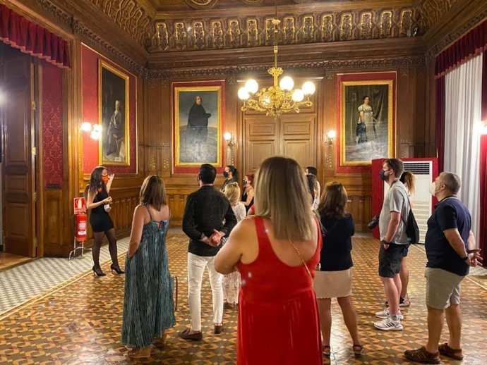 La Diputación de Zaragoza se suma a la celebración de la Noche en Blanco con visitas guiadas al palacio de Sástago.