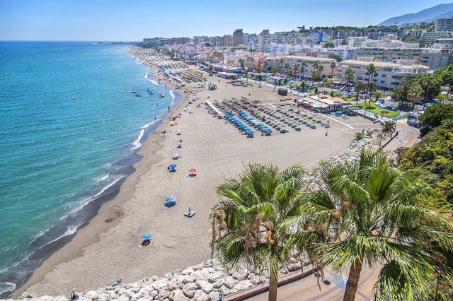 Archivo - Playa torremolinos turistas turismo clima costa litoral malaga malagueño palmera