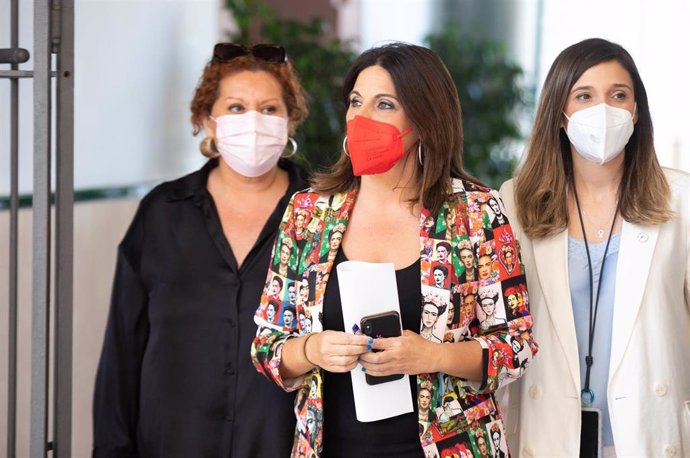 La nueva portavoz del grupo parlamentario del PSOE-A, Ángeles Férriz,  entrando a la sesión de control al gobierno en el Pleno del Parlamento de Andalucía, 24 de junio del 2021, en Sevilla; Andalucía, España