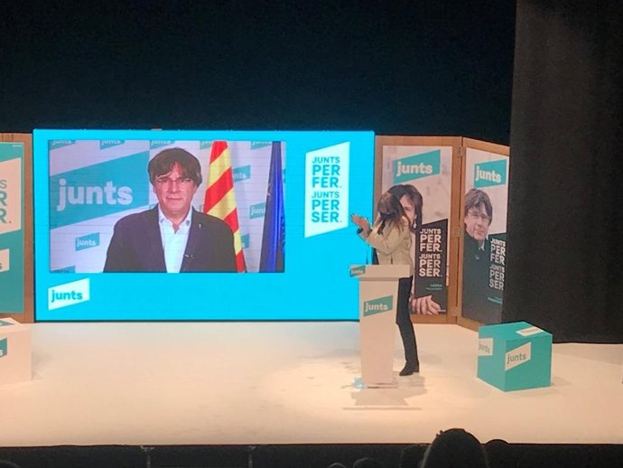 Archivo - El expresidente de la Generalitat Carles Puigdemont con la candidata de Junts a la presidencia de la Generalitat, Laura Borrs