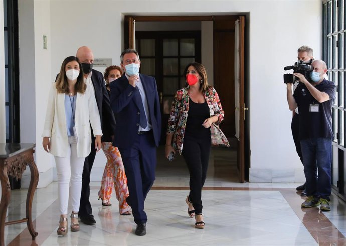 El candidato del PSOE-A a la presidencia de la Junta, y actual alcalde de Sevilla,  Juan Espadas (c) junto a la nueva portavoz del grupo parlamentario PSOE-A, Angeles Ferriz (d), y varios diputados del grupo, a su llegada a la reunión con el presidente 