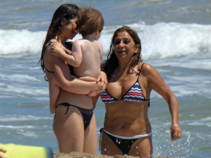 Lolita, en la playa con su hija Elena Furiase y su nieto Noah