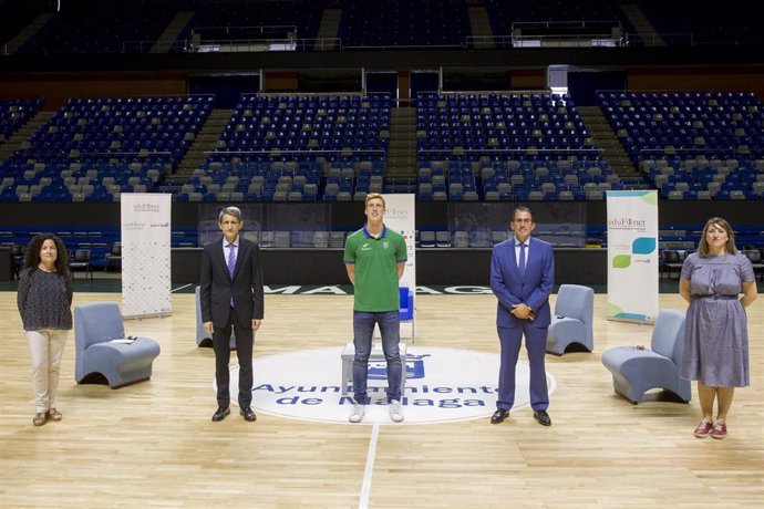 La directora de Área de Gabinete Técnico de Unicaja Banco, Marta Bravo;  el director del Proyecto Edufinet, José M. Domínguez; Alberto Díaz, jugador  del  Unicaja; el director  General de  la Fundación Unicaja,  Sergio  Corral,  y  María del Mar Molina