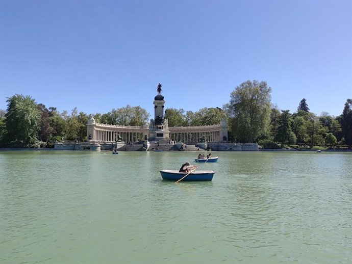 Barcas en El Retiro. Archivo.